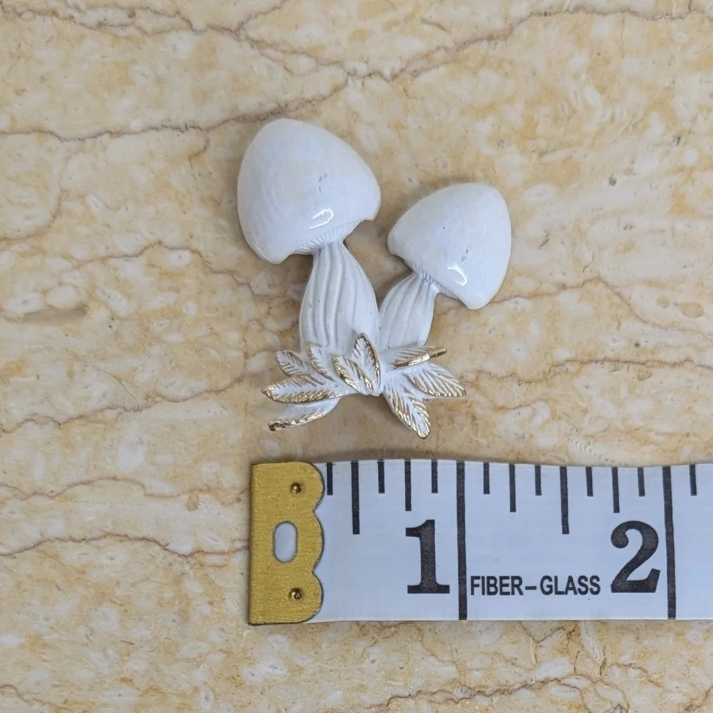 Vintage White Enamel & Gold Tone Mushroom Decorative Leaves Brooch Pin